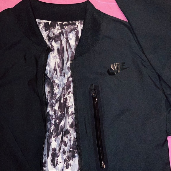 REVERSABLE NIKE ATHLETIC JACKET - Picture 7 of 9